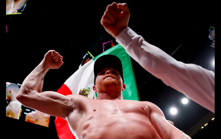 El Canelo celebra la unificación de los títulos. AP