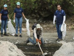 Unas 200 personas acudieron ayer al Bosque La Primavera para retirar basura acumulada durante Semana Santa y Pascua. EL INFORMADOR / F. Atilano