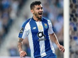 El mexicano puso adelante al Porto, en un partido donde hubo solidaridad en torno a su portero, quien convalece tras un infarto. EFE 