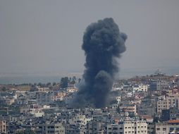 Vista de una explosión luego de un ataque aéreo israelí en la ciudad de Gaza. AP / H. Moussa