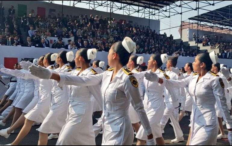 Participantes en el desfile por el 157 aniversario de Batalla de Puebla. TWITTER@M_OlgaSCordero