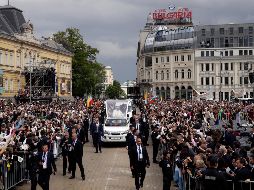 Francisco saluda a la multitud en la  plaza Knyaz Alexandar de Sofía, donde celebró una misa. AP/A. Tarantino