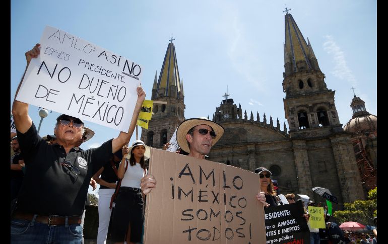 Algunos manifestantes se trasladaron a la Plaza Guadalajara. EFE/F. Guasco
