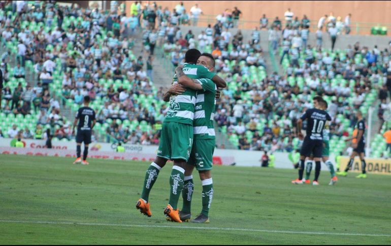 Santos derrota a Pumas con goles de Diego Valdés (11'), doblete de Julio Furch (17') y (28'), Marlos Moreno (56') y Matheus Doria (76'). TWITTER / @ClubSantos