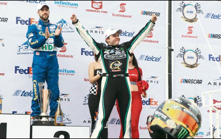 Santiago Tovar tomó la cima de la carrera en los instantes finales y se llevó la bandera a cuadros. @nascarpeakmx