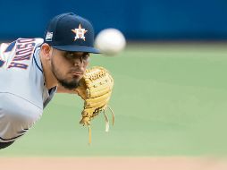 A pesar de que los Astros ganaban por seis carreras, el mexicano Roberto Osuna apareció  ayer en la lomita para sacar los últimos tres outs en Monterrey. EFE / M. Sierra