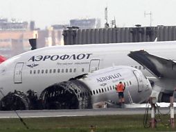 El alvión SSJ-100 había partido de Sheremétievo pero regresó debido a fallas en el equipo electrónico; el tren de aterrizaje colapsó y los motores se incendiaron. EFE / M. Shipenkov