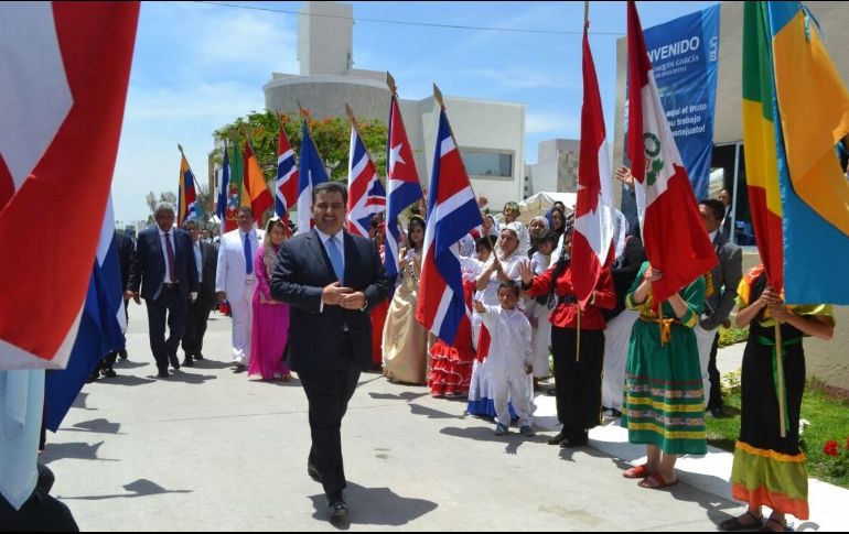 Apóstol Naasón Joaquín en una reunión con jóvenes misioneros en Silao, Guanajuato. ESPECIAL