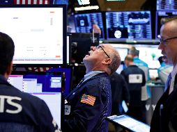  La bolsa de valores de Shanghai tuvo este lunes su peor día en más de tres años, al ceder 5.58%. EFE/ J. Lane