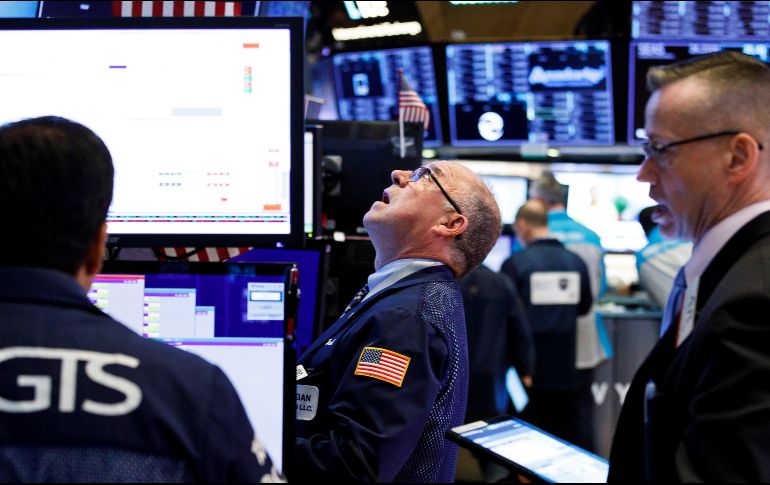  La bolsa de valores de Shanghai tuvo este lunes su peor día en más de tres años, al ceder 5.58%. EFE/ J. Lane