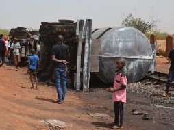 Según reportes, algunos residentes intentaban recoger el combustible del tanque cisterna que se había derramado en las vías del tren en una zona cerca del aeropuerto, cuando ocurrió la explosión. AFP / B. Hama