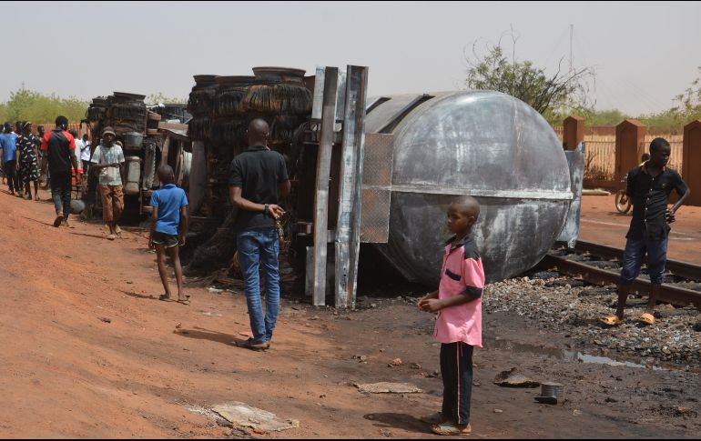 Según reportes, algunos residentes intentaban recoger el combustible del tanque cisterna que se había derramado en las vías del tren en una zona cerca del aeropuerto, cuando ocurrió la explosión. AFP / B. Hama