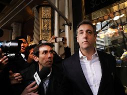 Michael Cohen (d) se dirigió a medios de comunicación al salir de su casa en Nueva York, antes de dirigirse a la prisión federal de Otisville. AFP/S. Platt