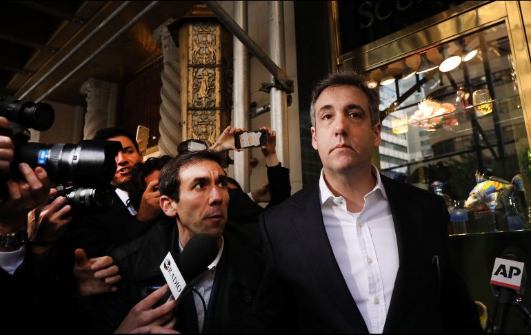 Michael Cohen (d) se dirigió a medios de comunicación al salir de su casa en Nueva York, antes de dirigirse a la prisión federal de Otisville. AFP/S. Platt