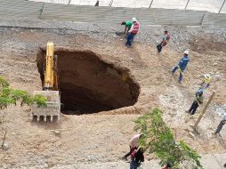 Socavón sobre obras de Línea 3 se "traga" excavadora