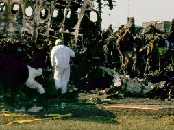 Investigadores analizan la parte incendiada del avión en el aeropuerto Sheremetievo. AFP/BYLINE