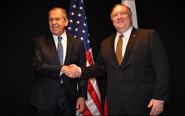 Sergei Lavrov (i) y Mike Pompeo posan para los medios tras su encuentro en Rovaniemi, Finlandia. AFP/M. Ngan