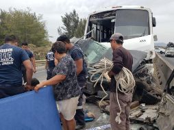 Junto con el chofer se contaron 17 personas lesionadas, entre ellas varios estudiantes aunque fueron reportados en estado leve. ESPECIAL/ Protección Civil Jalisco