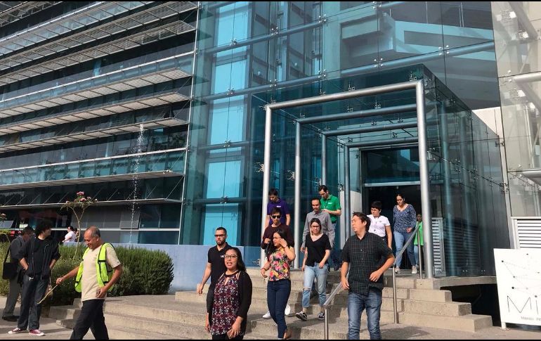 El simulacro comenzó a las 10:00 horas con la activación de alertas sísmicas, tras lo que las personas que se encontraba dentro de edificios públicos y privados comenzaron a salir. TWITTER/ @EnriqueIbarraP