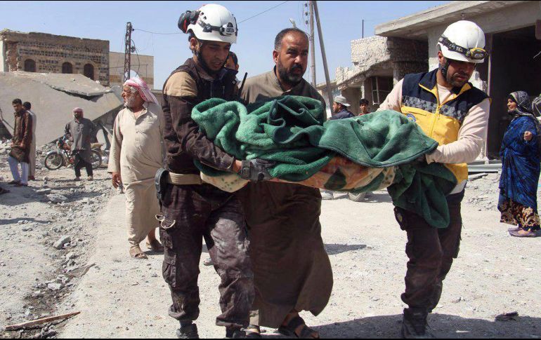 Integrantes del grupo Cascos Blancos traslada a una víctima de un ataque en un mercado en la población de Ras el-Ain, en la provincia siria de Idlib. AP/Defensa Civil Siria Cascos Blancos