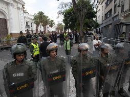 Miembros de la Guardia Nacional Bolivariana prestan guardia e impiden el paso de periodistas al edificio de la Asamblea Nacional, en Caracas. EFE/R. Peña
