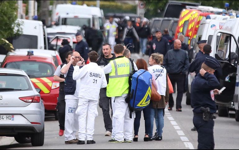 Polícias franceses vigilan cerca de un bar este martes en Blagnac, cerca de Toulouse. EFE/F. Scheiber