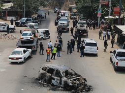 Elementos del Ejército Mexicano y la Policía Federal ingresan al poblado de Xaltianguis, donde  se aprecia un vehículo calcinado y varios más dañados por las balas. EFE/D. Guzmán