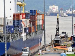 El canal opera con unos sistemas de esclusas en distintos niveles que requieren 202 mil metros cúbicos de agua cada vez que pasa un barco. EFE/Archivo
