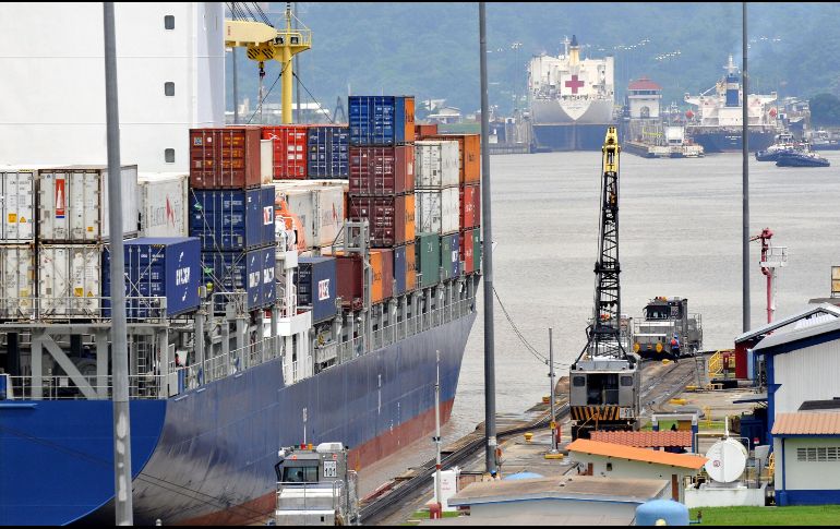 El canal opera con unos sistemas de esclusas en distintos niveles que requieren 202 mil metros cúbicos de agua cada vez que pasa un barco. EFE/Archivo