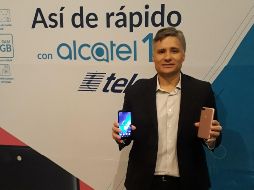 Alejandro Filippi, director de Calidad y Atención al Cliente de Alcatel Latinoamérica, muestra el S1. ESPECIAL