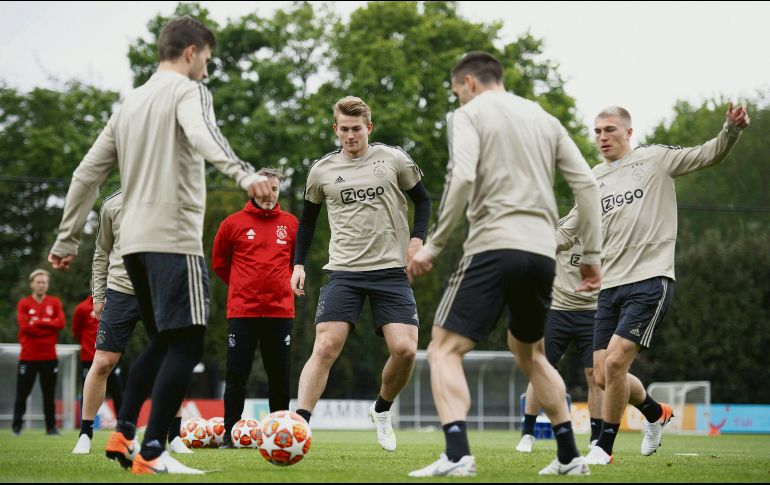 Matthijs de Ligt (centro)  comandará al equipo holandés frente al Tottenham. EFE