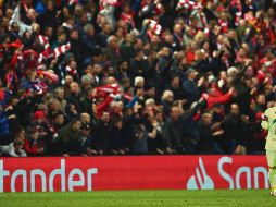 Mientras Anfield era un manicomio tras la hazaña de su equipo, Lionel Messi camina derrotado por la eliminación del Barcelona. AP