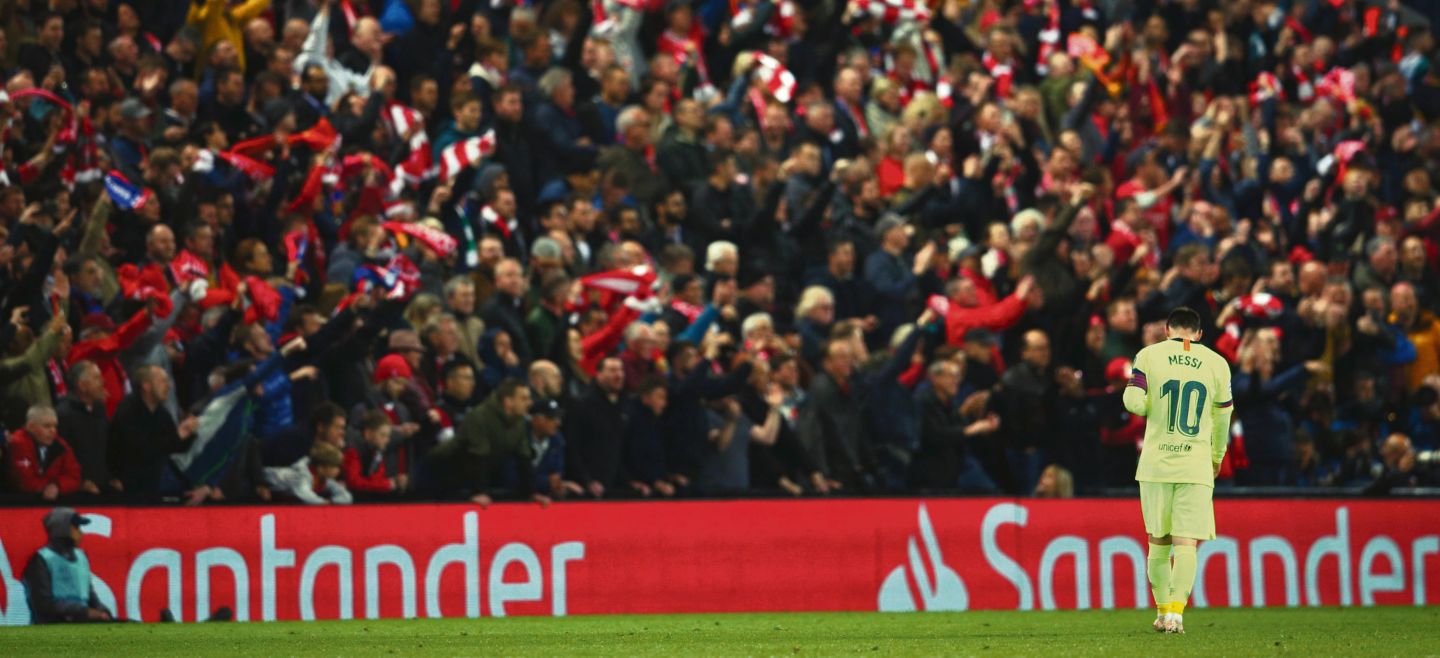 Mientras Anfield era un manicomio tras la hazaña de su equipo, Lionel Messi camina derrotado por la eliminación del Barcelona. AP