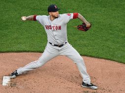 Héctor Velázquez lanzó tres episodios en los que toleró dos carreras. AFP