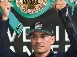 El CMB hizo entrega del fajín Supermosca a Juan Francisco Estrada. NOTIMEX