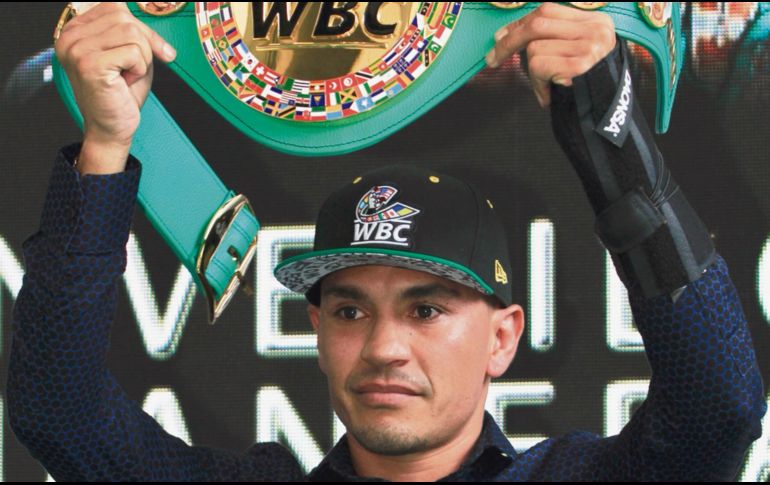 El CMB hizo entrega del fajín Supermosca a Juan Francisco Estrada. NOTIMEX