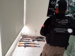 Entre el arsenal había 48 armas largas y 17 granadas. TWITTER/@FGRMexico