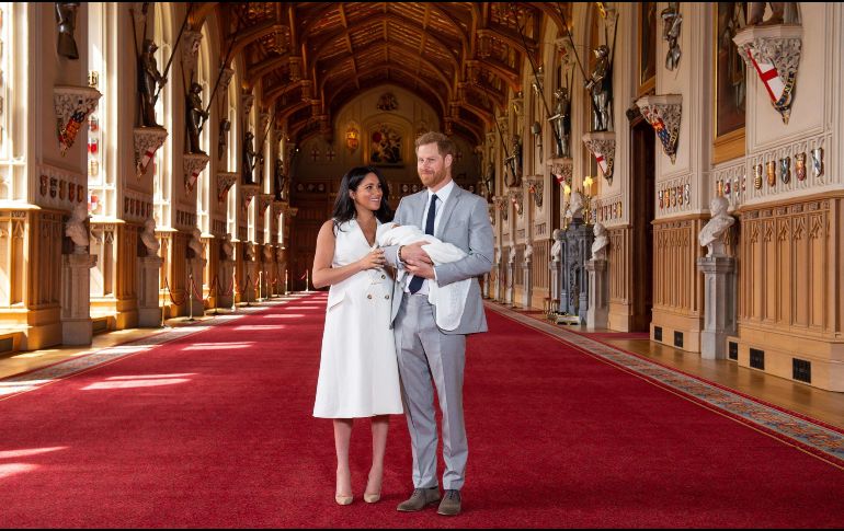 Enrique y Meghan posaron para las cámaras con su hijo en el Castillo de Windsor. EFE / D. Lipinski