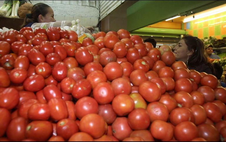 López Obrador menciona que la decisión de gravar con arancel el jitomate está vinculada a la política, ya que hay elecciones en EU. EL INFORMADOR / ARCHIVO