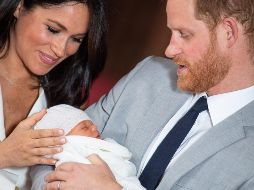 El príncipe Enrique y Meghan Markle presentaron al bebé de dos días de nacido por primera vez ante los medios en el Castillo de Windsor. EFE / D. Lipinski