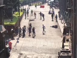 La zona se volvió un caos debido al pánico que el ataque armado generó en el resto de la población; el primer cuadro de la ciudadanía fue cerrado completamente. TWITTER / @elitte_ing