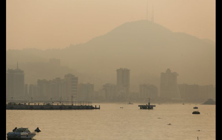 Así amanceció Acapulco por el fenómeno atmosférico. EFE/D. Guzmán