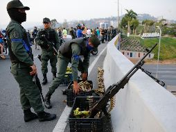 Militares respondieron al llamado del líder opositor Juan Guaidó a un alzamiento y se enfrentaron con fuerzas leales a Nicolás Maduro el 30 de abril. AP/ARCHIVO