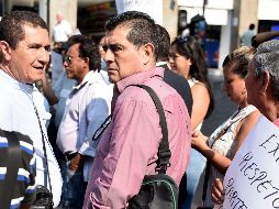 El secretario de Desarrollo Social del estado de Morelos, Gilberto Alcalá (c), y el empresario Jesús García (i), conversan momentos antes de que agresores dispararan al empresario, quien perdió la vida. EFE / T. Rivera