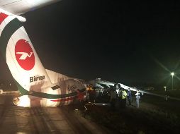 El Bombardier Dash 8 Q400, que llegaba a Rangún procedente de Bangladesh, perdió sus alas y se seccionó en tres partes. AFP /