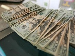 El billete verde se adquirió en un precio mínimo de 17.85 pesos en bancos capitalinos. EL INFORMADOR/ARCHIVO