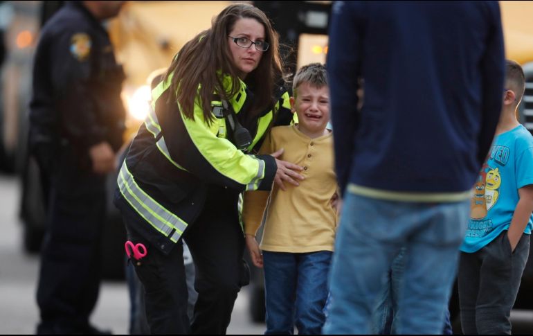 Un niño evacuado de STEM. La escuela tiene estudiantes desde kínder hasta preparatoria. AP/ARCHIVO