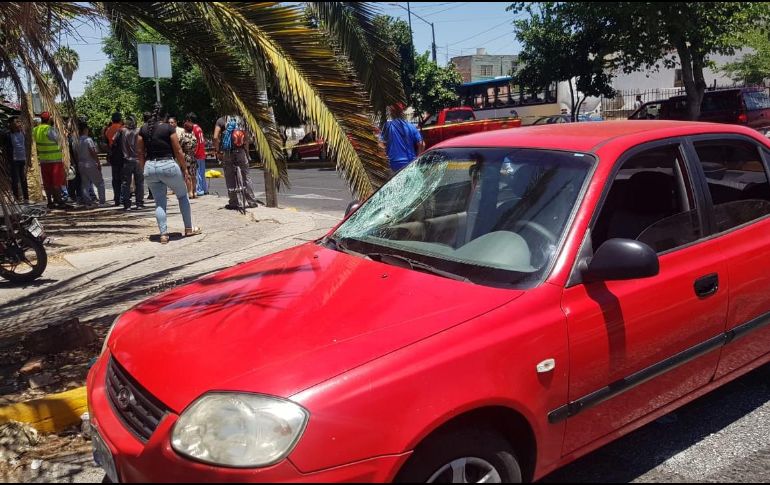 En el lugar quedó detenido el causante, otro joven de 18 años que circulaba en un vehículo Hyundai rojo. EL INFORMADOR / S. Blanco
