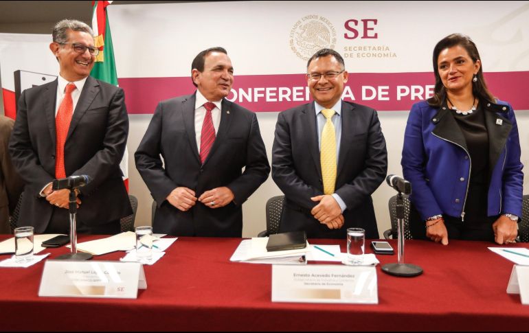 Juan Carlos Jiménez, director de la Asociación de Banqueros de México; José López, presidente de Concanaco-Servytur; Ernesto Acevedo, subsecretario de Economía; y Margarita Ríos-Farjat, titular del SAT, hablan durante una conferencia de prensa. NTX/J. Espinosa