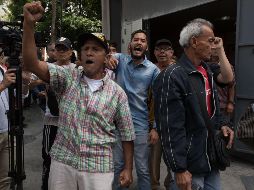Chavistas gritan arengas a los diputados que ingresan al edificio de la Asamblea Nacional en Caracas. EFE/R. Peña